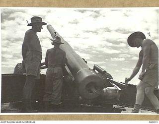 LYTTON, QLD. 1943-11-11. A SILHOUETTE, GUN DRILL AT T AUSTRALIAN HEAVY BATTERY, 155MM. EQUIPMENT. PERSONNEL ARE TRAINED BY THIS UNIT BEFORE GOING TO NEW GUINEA TO TAKE OVER FORTRESS AREAS. LEFT TO ..