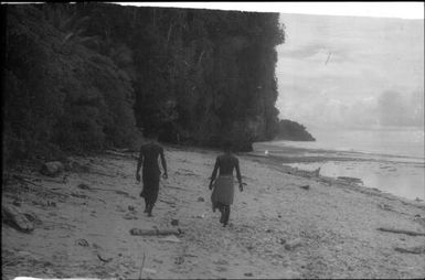 The seaward coastline, strolling on the beach : Nissan Island, Papua New Guinea, 1960 / Terence and Margaret Spencer