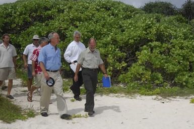 [Assignment: 48-DPA-SOI_K_Guam_6-6-7-07] Pacific Islands Tour: Visit of Secretary Dirk Kempthorne [and aides] to Guam, U.S. Territory [48-DPA-SOI_K_Guam_6-6-7-07__DI12112.JPG]