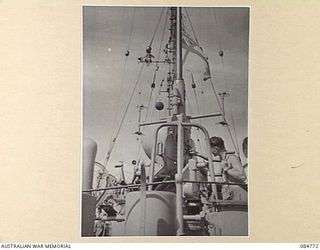 MIOS WUNDI, DUTCH NEW GUINEA. 1944-11-15. RATINGS CLEANING ONE OF THE BOFORS 40MM ANTI AIRCRAFT GUNS ABOARD HMAS STAWELL