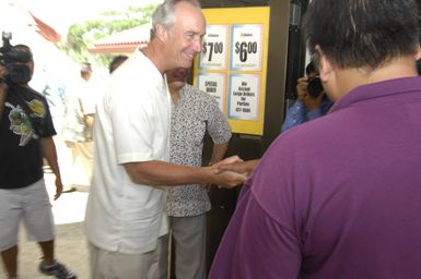 [Assignment: 48-DPA-SOI_K_Guam_6-6-7-07] Pacific Islands Tour: Visit of Secretary Dirk Kempthorne [and aides] to Guam, U.S. Territory [48-DPA-SOI_K_Guam_6-6-7-07__DI11283.JPG]