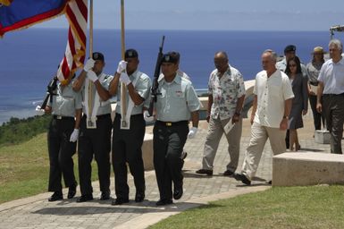 [Assignment: 48-DPA-SOI_K_Guam_6-6-7-07] Pacific Islands Tour: Visit of Secretary Dirk Kempthorne [and aides] to Guam, U.S. Territory [48-DPA-SOI_K_Guam_6-6-7-07__DI11408.JPG]