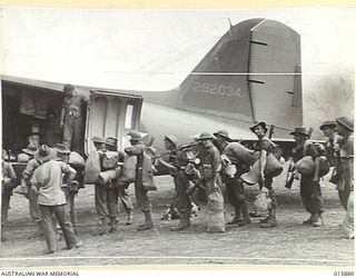 1943-10-01. NEW GUINEA. ATTACK ON KAIAPIT. TROOPS ENTER PLANES TO BE TRANSPORTED TO THE PUSH OFF SITE FOR THE ATTACK ON KAIAPIT. (NEGATIVE BY MILITARY HISTORY NEGATIVES)