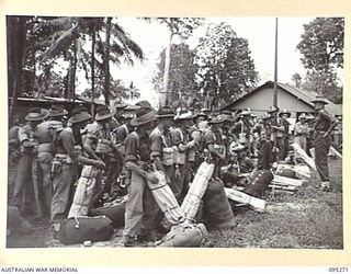 PALMALMAL, JACQUINOT BAY, NEW BRITAIN, 1945-08-13. HEADQUARTERS 5 DIVISION TROOPS RECEIVING THEIR FINAL INSTRUCTIONS FROM CAPTAIN L.H. MACAULEY, CAMP COMMANDANT HEADQUARTERS 11 DIVISION PRIOR TO ..