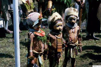 ["barn, ansiktsmålning, fotografi, photograph"]
