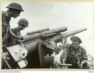 1943-01-08. ALLIED ADVANCE ON BUNA. ALLIED TROOPS EXAMINING ONE OF TWO JAPANESE 3 INCH NAVAL GUNS USED BY THE ENEMY IN THEIR DEFENCE OF BUNA. THIS GUN WAS CAPTURED BY AUSTRALIANS ON THE AIRSTRIP AT ..