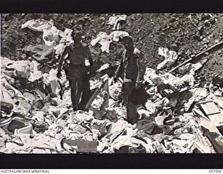 SALAMAUA AREA, NEW GUINEA. 1943-09-20. AMERICANS 36129319 T/IV C. J. GERHARDT OF MICHIGAN, US (LEFT), AND 39377758 STAFF SERGEANT H. F. SANDBERG OF WASHINGTON, US, BOTH OF THE 162ND INFANTRY ..