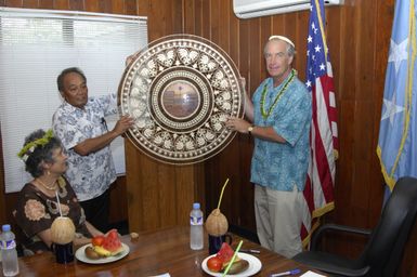 [Assignment: 48-DPA-SOI_K_Pohnpei_6-10-11-07] Pacific Islands Tour: Visit of Secretary Dirk Kempthorne [and aides] to Pohnpei Island, of the Federated States of Micronesia [48-DPA-SOI_K_Pohnpei_6-10-11-07__DI13729.JPG]