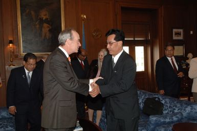 [Assignment: 48-DPA-02-05-08_SOI_K_Mori] Secretary Dirk Kempthorne [meeting at Main Interior] with delegation from the Federated States of Micronesia, led by Micronesia President Emanuel Mori [48-DPA-02-05-08_SOI_K_Mori_DOI_9671.JPG]