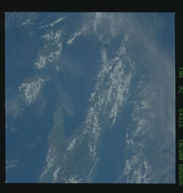 S49-76-061 - STS-049 - Earth observations taken during the STS-49 mission