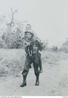 1943-06-15. NEW GUINEA. PTE. F. HAYNES OF MACKAY, QUEENSLAND, BRINGS IN AN EXHAUSTED JAPANESE PRISONER, SOMEWHERE IN NEW GUINEA. (NEGATIVE BY G. SILK)