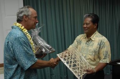 [Assignment: 48-DPA-SOI_K_Majuro_6-11-12-07] Pacific Islands Tour: Visit of Secretary Dirk Kempthorne [and aides] to Majuro Atoll, of the Republic of Marshall Islands [48-DPA-SOI_K_Majuro_6-11-12-07__DI14485.JPG]