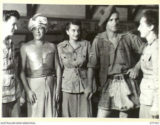 LAE BASE AREA, NEW GUINEA. 1944-12-27. MEMBERS OF THE AUSTRALIAN ARMY MEDICAL WOMEN'S SERVICE CHATTING WITH MEMBERS OF THE CAST AT THE CHRISTMAS CONCERT STAGED IN THE AUDITORIUM OF THE 22ND WORKS ..