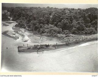 LAE, NEW GUINEA. 1944-09-19. TROOPS OF THE 19TH INFANTRY BATTALION ENGAGED IN A MOCK INVASION AT THE MOUTH OF THE BUSO RIVER APPROXIMATELY 20 MILES EAST OF LAE. THIS VIEW, LOOKING NORTH WEST, SHOWS ..