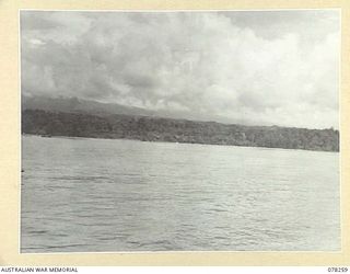 SIPAAI, BOUGAINVILLE ISLAND. 1945-01-07. THE FIRST LOAD OF TROOPS OF THE 31/51ST INFANTRY BATTALION NEARING THE SHORE IN A LANDING BARGE OF THE 42ND LANDING CRAFT COMPANY