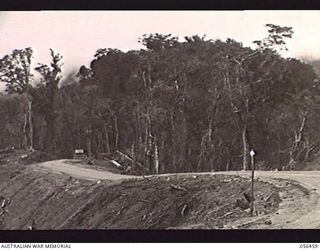 REINHOLD HIGHWAY, NEW GUINEA. 1943-08-24. PORTION OF THE MOUNTAIN ROAD CONSTRUCTED BY THE TROOPS OF HEADQUARTERS, ROYAL AUSTRALIAN ENGINEERS, 11TH AUSTRALIAN DIVISION BETWEEN JOHNSON'S GAP AND EDIE ..
