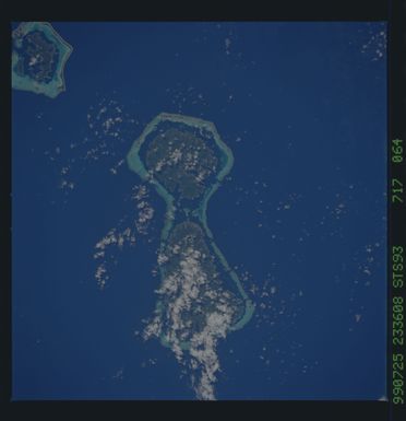 STS093-717-064 - STS-093 - Earth observations of Bora-Bora's coral reefs taken during STS-93 mission