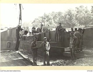 SAIDOR, NEW GUINEA. 1944-02-10. MEMBERS OF COMPANY B, 542ND UNITED STATES BOAT COMPANY, WITH AN UNIDENTIFIED AUSTRALIAN SOLDIER AT WHITE BEACH, SAIDOR, NEW GUINEA. IDENTIFIED PERSONNEL ARE: ..