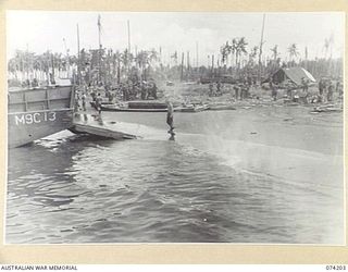 HANSA BAY, NEW GUINEA. 1944-06-22. TROOPS OF B COMPANY, 4TH INFANTRY BATTALION, TAKING OVER FROM THE TROOPS OF C COMPANY IMMEDIATELY AFTER LANDING FROM THE UNITED STATES ARMY BARGES