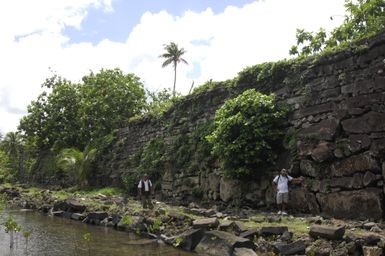 [Assignment: 48-DPA-SOI_K_Pohnpei_6-10-11-07] Pacific Islands Tour: Visit of Secretary Dirk Kempthorne [and aides] to Pohnpei Island, of the Federated States of Micronesia [48-DPA-SOI_K_Pohnpei_6-10-11-07__DI13859.JPG]