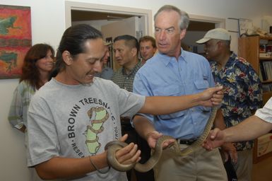 [Assignment: 48-DPA-SOI_K_Guam_6-6-7-07] Pacific Islands Tour: Visit of Secretary Dirk Kempthorne [and aides] to Guam, U.S. Territory [48-DPA-SOI_K_Guam_6-6-7-07__DI12178.JPG]