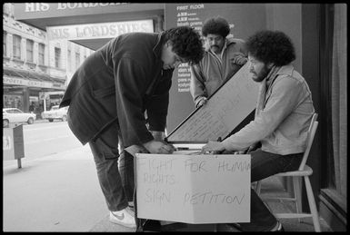 Samoan petition on street