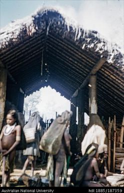 Crowd around Bodand, Tubirr