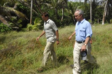 [Assignment: 48-DPA-SOI_K_Guam_6-6-7-07] Pacific Islands Tour: Visit of Secretary Dirk Kempthorne [and aides] to Guam, U.S. Territory [48-DPA-SOI_K_Guam_6-6-7-07__DI12149.JPG]