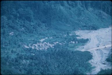 The road to Panguna (2) : Bougainville Island, Papua New Guinea, April 1971 / Terence and Margaret Spencer