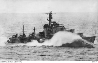 Starboard side view of the Battle Class Destroyer HMAS Anzac II, (D59), conducting speed trials off Manus Island