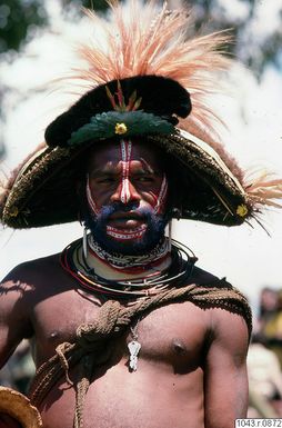 ["ansiktsmålning, man, halsband, huvudbonad, porträtt, fotografi, photograph"]