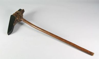 Ko'i (hafted adze)