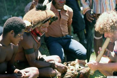 ["ansiktsmålning, män, huvudbonad, fotografi, photograph"]