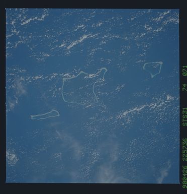 S31-74-071 - STS-031 - STS-31 earth observations