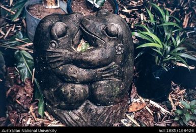 Fiji - statue of two frogs embracing