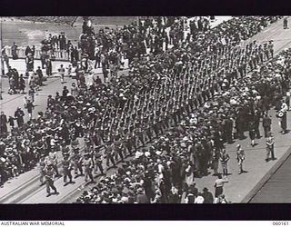 MELBOURNE, VIC. 1943-11-18. HEADQUARTERS, 17TH INFANTRY BRIGADE, PASSING OVER PRINCES BRIDGE DURING THE BRIGADE'S TRIUMPHANT MARCH THROUGH THE CITY, ON ITS RETURN TO THE MAINLAND AFTER A LONG ..