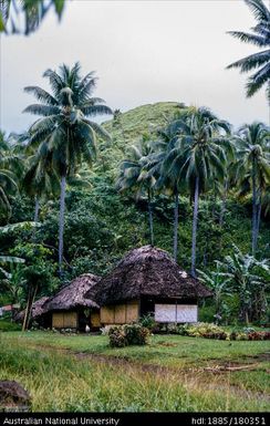 Tahiti - huts near Faaone