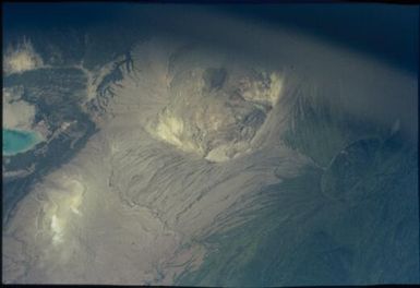 Volcanoes seen from the air (3) : Bougainville Island, Papua New Guinea, March 1971 / Terence and Margaret Spencer