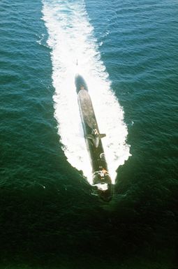 An overhead bow view of the nuclear-powered strategic missile submarine USS NATHANIEL GREEN (SSBN-636) underway off the coast of Oahu, Hawaii