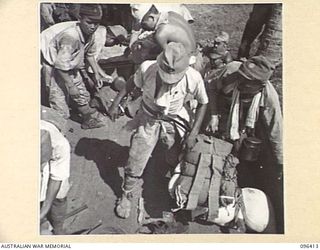 MUSCHU ISLAND, NEW GUINEA, 1945-09-11. JAPANESE PERSONNEL UNLOADING THEIR PERSONAL BELONGINGS AT MUSCHU ISLAND. AN ADVANCE PARTY OF 63 OFFICERS AND OTHER RANKS OF THE JAPANESE ARMY AND NAVY WAS ..