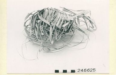 ["halsband, halsprydnad, necklace", "halsband, halsprydnad, necklace"]