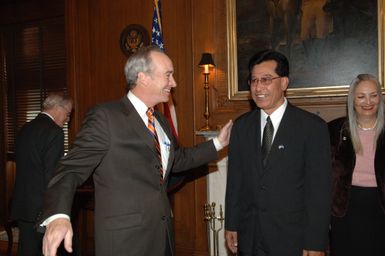 [Assignment: 48-DPA-02-05-08_SOI_K_Mori] Secretary Dirk Kempthorne [meeting at Main Interior] with delegation from the Federated States of Micronesia, led by Micronesia President Emanuel Mori [48-DPA-02-05-08_SOI_K_Mori_DOI_9668.JPG]