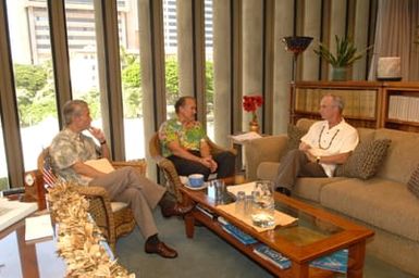 [Assignment: 48-DPA-09-30-08_SOI_K_NPS_Arizona] Visit of Secretary Dirk Kempthorne and aides to the U.S.S. Arizona Memorial, Pearl Harbor, Honolulu, Hawaii, [for tours, discussions with local officials] [48-DPA-09-30-08_SOI_K_NPS_Arizona_DOI_0925.JPG]