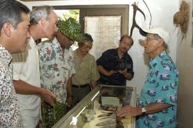 [Assignment: 48-DPA-SOI_K_Guam_6-6-7-07] Pacific Islands Tour: Visit of Secretary Dirk Kempthorne [and aides] to Guam, U.S. Territory [48-DPA-SOI_K_Guam_6-6-7-07__DI11247.JPG]