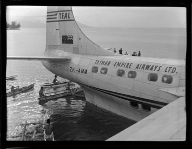 Welcoming reception for TEAL (Tasman Empire Airways Limited) passengers, aircraft Ararangi ZK-AMM, Papeete, Tahiti