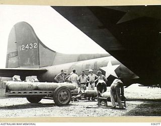 PORT MORESBY, PAPUA. 1942-08-19. LOADING BOMBS ON TO AN AMERICAN FLYING FORTRESS (B17) HEAVY BOMBER. THIS AIRCRAFT, B17E 41-2432, WAS IN THE US 88TH RECONNAISSANCE SQUADRON (H) WHICH SURVIVED THE ..