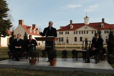 [Assignment: 48-DPA-01-12-09_SOI_K_Mt_Vernon] Visit of Secretary Dirk Kempthorne to Mount Vernon Estate and Gardens, Mount Vernon, Virginia, [for touring and announcement of the U.S. nomination of the George Washington home, along with the Papahanaumokuakea Marine National Monument in Hawaii, for inclusion on the United Nations Educational, Scientific, and Cultural Organization's (UNESCO's) World Heritage List. Joining Secretary Kempthorne for the announcement was James Rees, Executive Director of the Mount Vernon Estate and Gardens.] [48-DPA-01-12-09_SOI_K_Mt_Vernon_IOD_9410.JPG]