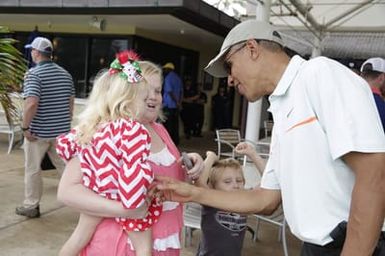 Barack Obama greets military personnel before playing golf in Kaneohe Bay, Hawaii, December 24, 2014