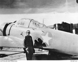 A UNITED STATES ARMY AIR FORCE (USAAF) FIGHTER PILOT FROM NEW GUINEA READY TO CHECK OUT A HAMP. THIS AIRCRAFT, A MITSUBISHI A6M3, NAVY TYPE O MODEL 32, FIGHTER AIRCRAFT WAS REBUILT BY THE TECHNICAL ..
