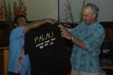 [Assignment: 48-DPA-SOI_K_Palau_6-7-9-07] Pacific Islands Tour: Visit of Secretary Dirk Kempthorne [and aides] to Palau Islands, Republic of Palau [48-DPA-SOI_K_Palau_6-7-9-07__DI13146.JPG]